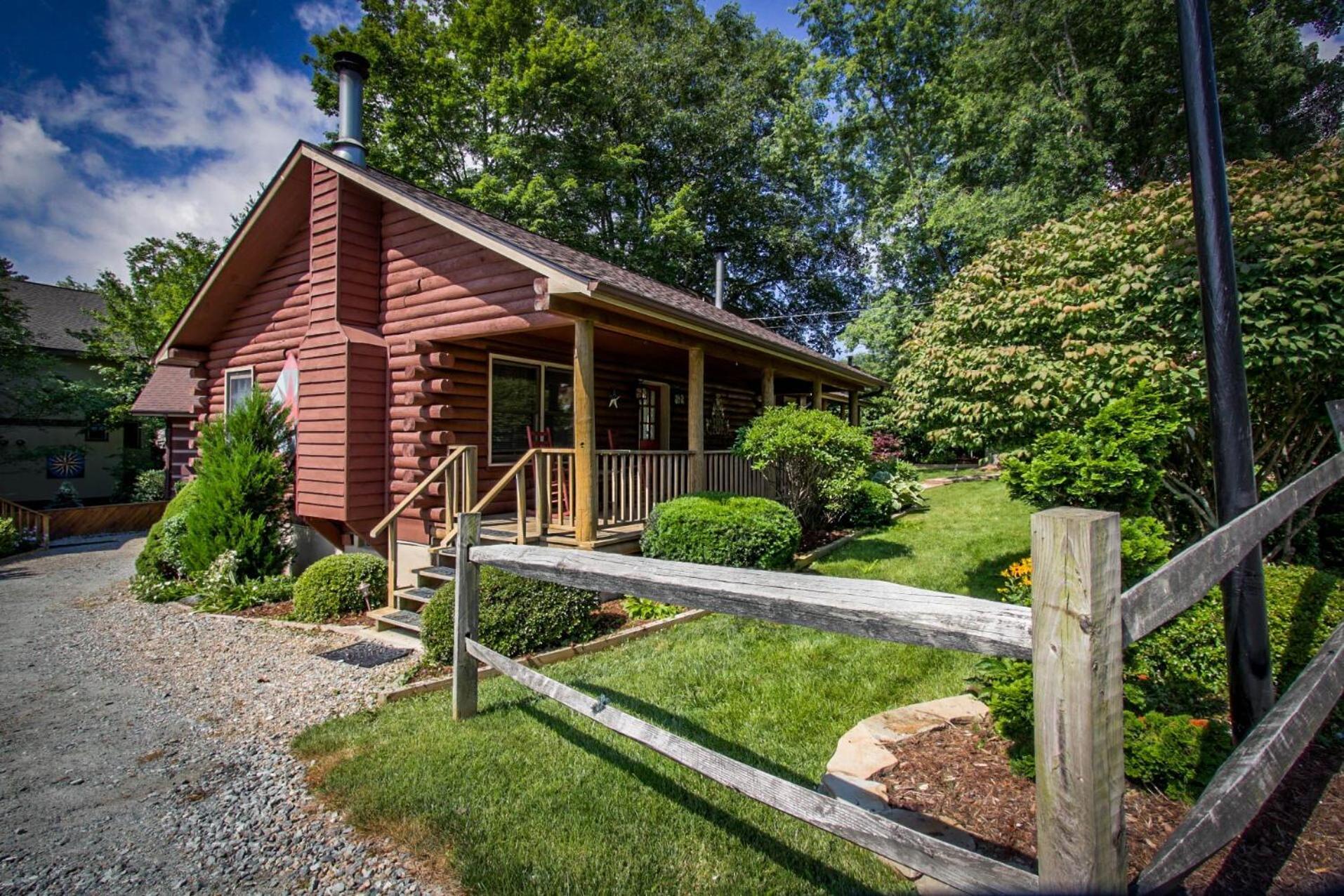 Mountainaire Inn And Log Cabins Blowing Rock Exterior photo